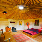 Cabane Couleurs Indiennes, l'intérieur grand angle
