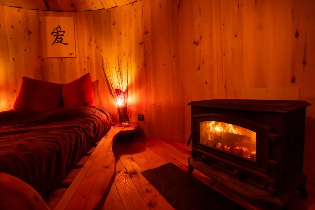 cabane dans les arbres romances nippones : le poêle à bois