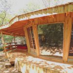 Cabane Couleurs indiennes seule dans les bois