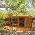Cabane Couleurs indiennes sous les arbres