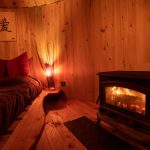 cabane perchée dans les arbres, le lit au coin du feu
