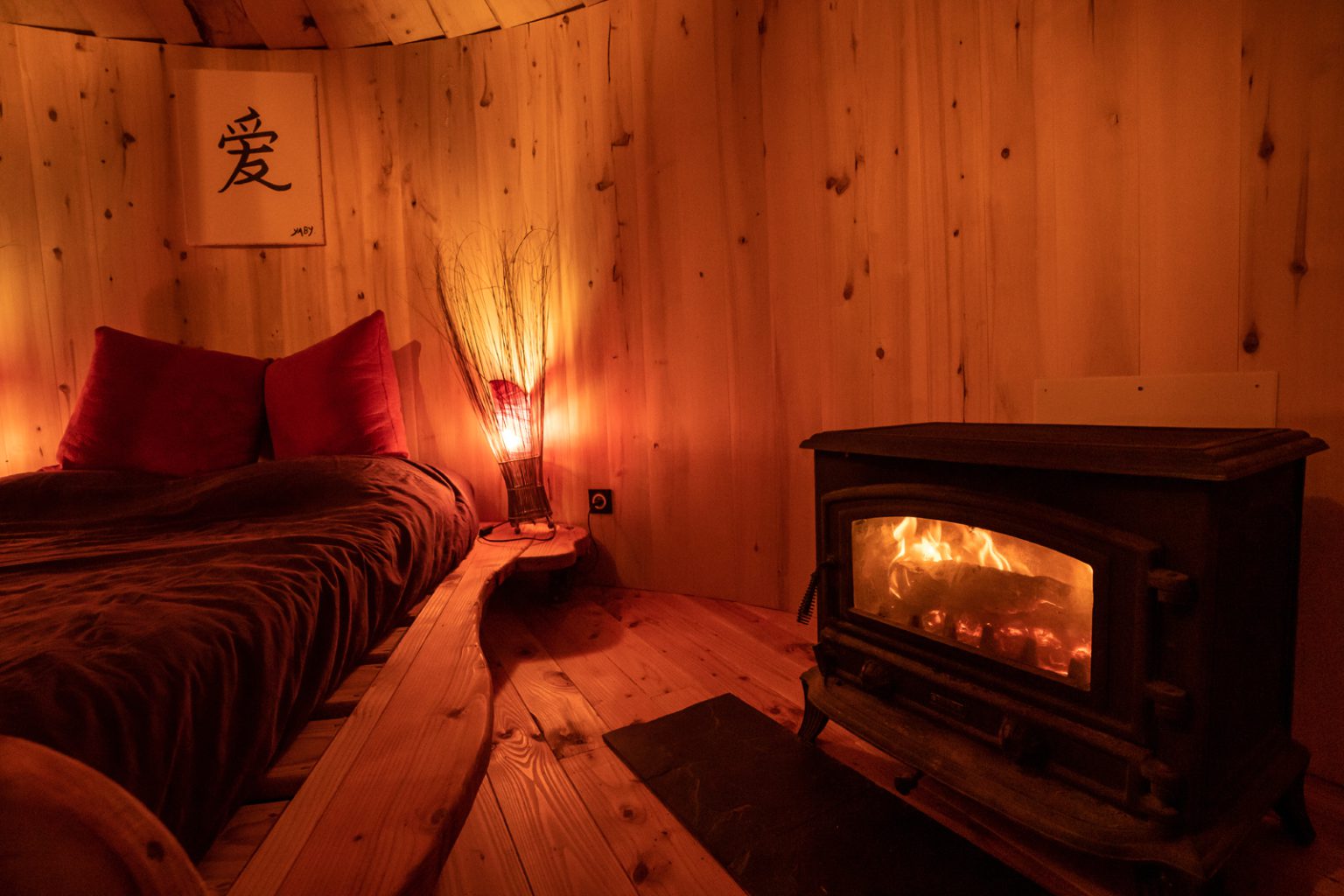 cabane perchée dans les arbres, le lit au coin du feu