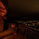 cabane perchée dans les arbres vue de nuit