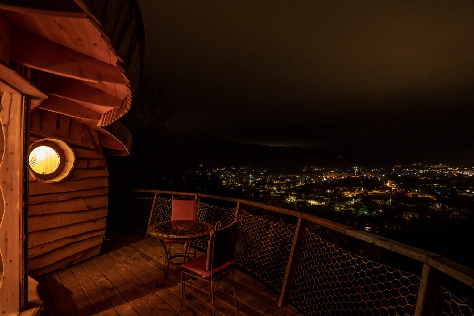 cabane perchée dans les arbres vue de nuit