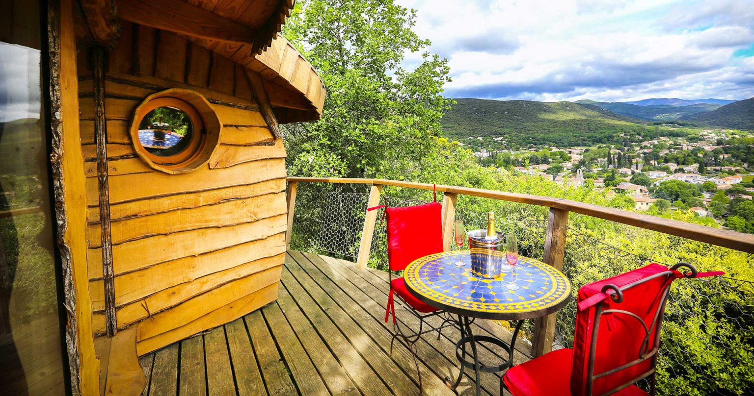 Vue de Ganges a partir de la terrasse de la cabane dans les arbres.