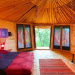 hébergement insolite cabane couleurs indiennes