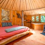 l-envol-du-phénix-intérieur-lit et poêle à bois