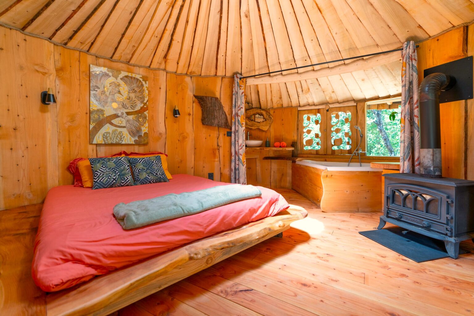 l-envol-du-phénix-intérieur-lit et poêle à bois